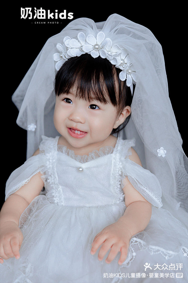 周岁照今天是最复古的小公主