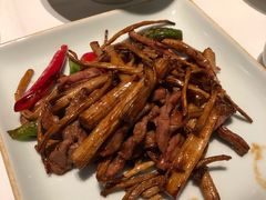 茶树菇辣炒牛柳-翡翠江南(国贸商城店)