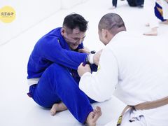 -菠萝格斗巴西柔术训练馆