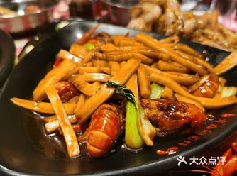 嵊州小有名气的龙虾店 貌似这两年外地也开了许多分店