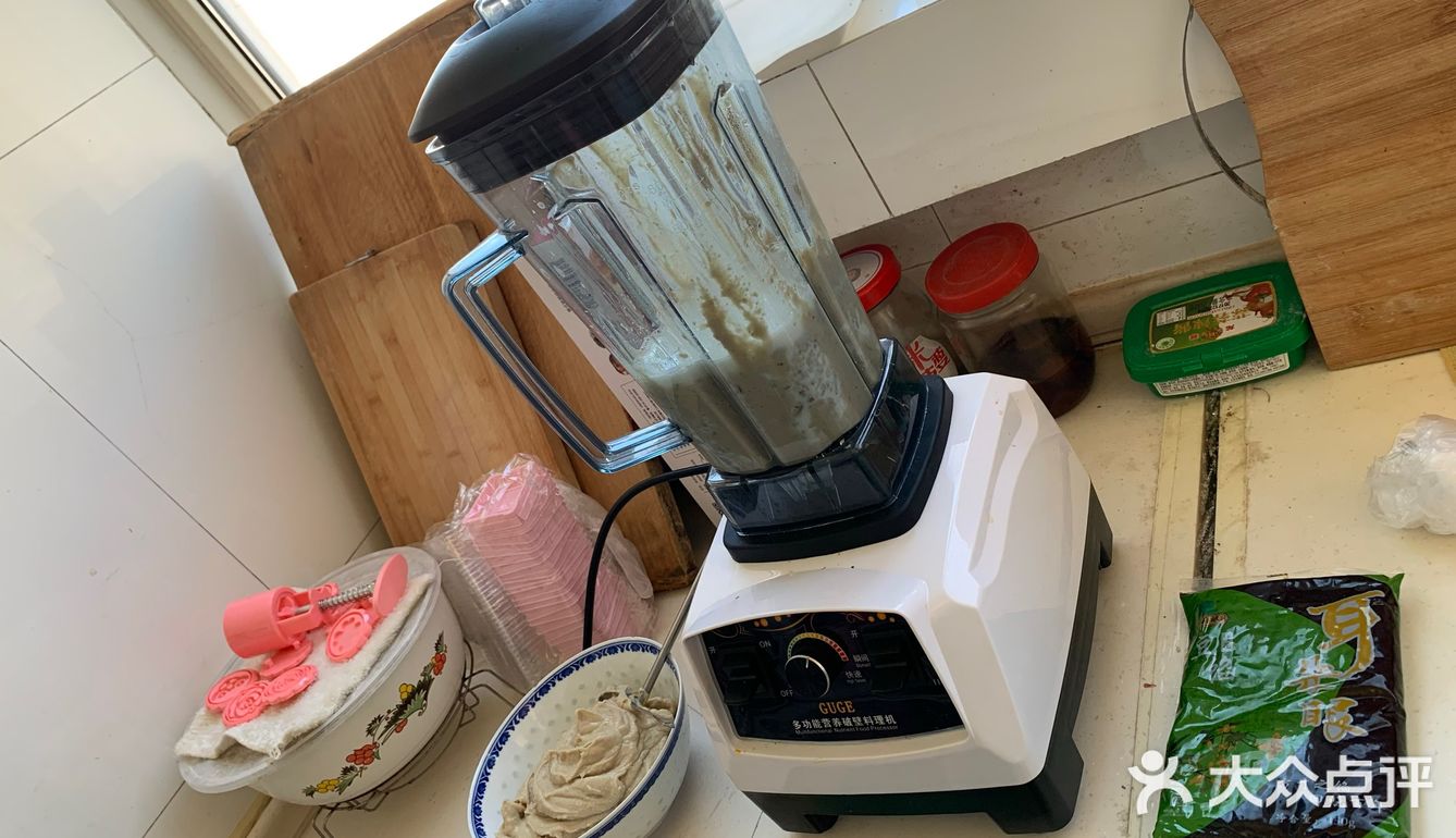 在唇齿间翻滚，与豆沙的粘软糯的口感交错