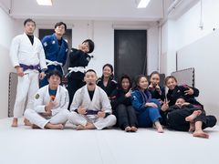 -菠萝格斗巴西柔术训练馆