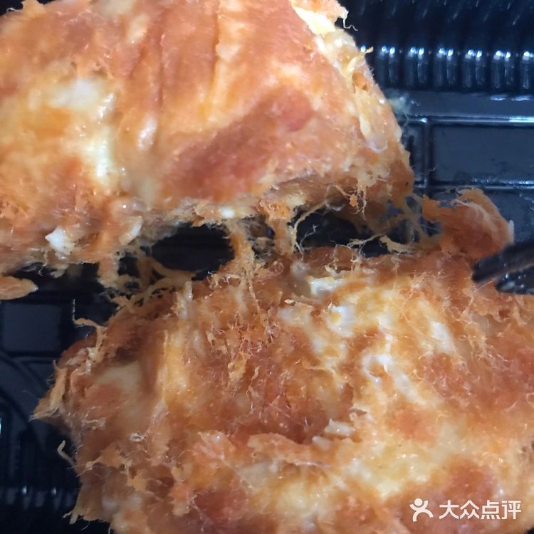 一层芋泥，没有过度添加糖份，芋泥绵密，我最喜欢麻薯