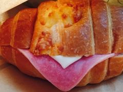 培根芝士羊角可颂-瑞幸咖啡(凤凰海负一楼美食街店)