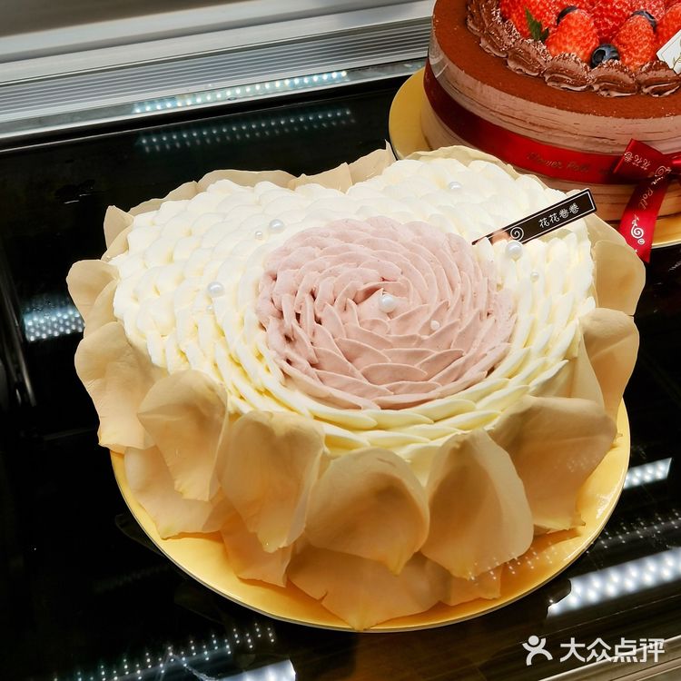 玫瑰见证爱情，纯动物奶油见证品质，这款情人节蛋糕太🉑️了！