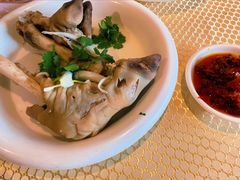 手抓羊蹄-巴扎美食·新疆菜·西域歌舞表演餐厅(新疆大厦店)