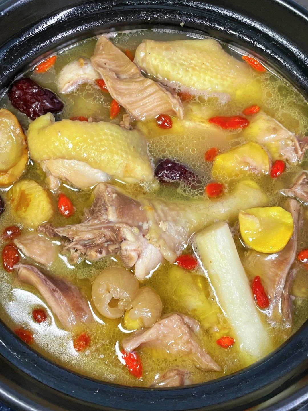 n汤水鲜甜,猪肚爽脆鸡肉鲜嫩,配上沙姜蘸料绝了,板栗山药粉粉糯糯