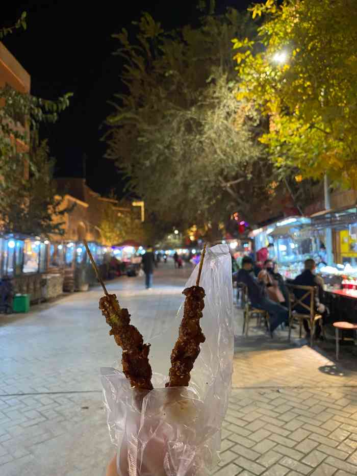 喀什美食街-"美食街的历史很久了,在当地喀什,本地人的.