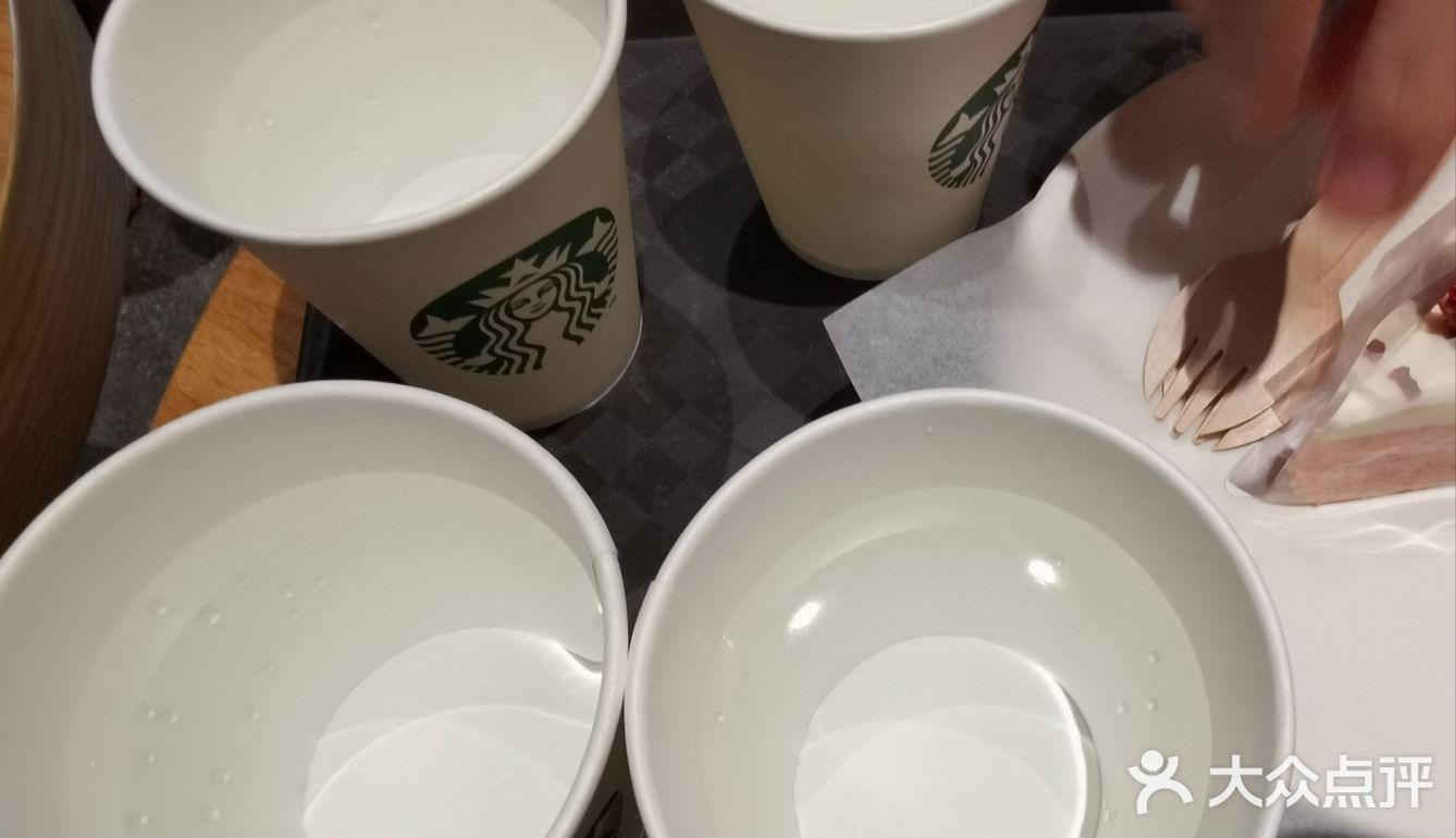 来星巴克点了一个蛋糕，店员送了四杯水[抠鼻][抠鼻]