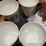 来星巴克点了一个蛋糕，店员送了四杯水[抠鼻][抠鼻]