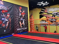 -爱蹦iBOON蹦床运动馆(江汉店)