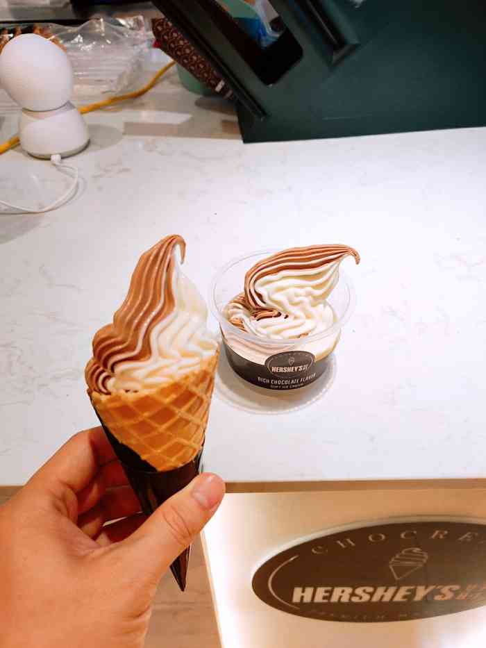 hersheys好时冰淇淋站-"吃完饭路过大食代突然发现多了好时的冰淇淋.