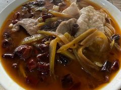 特色酸菜肉片米线-巴鑫田姐米线(巴南万达店)