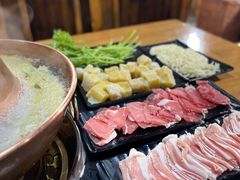 -果松木炭酸菜铜火锅·外婆参鸡汤