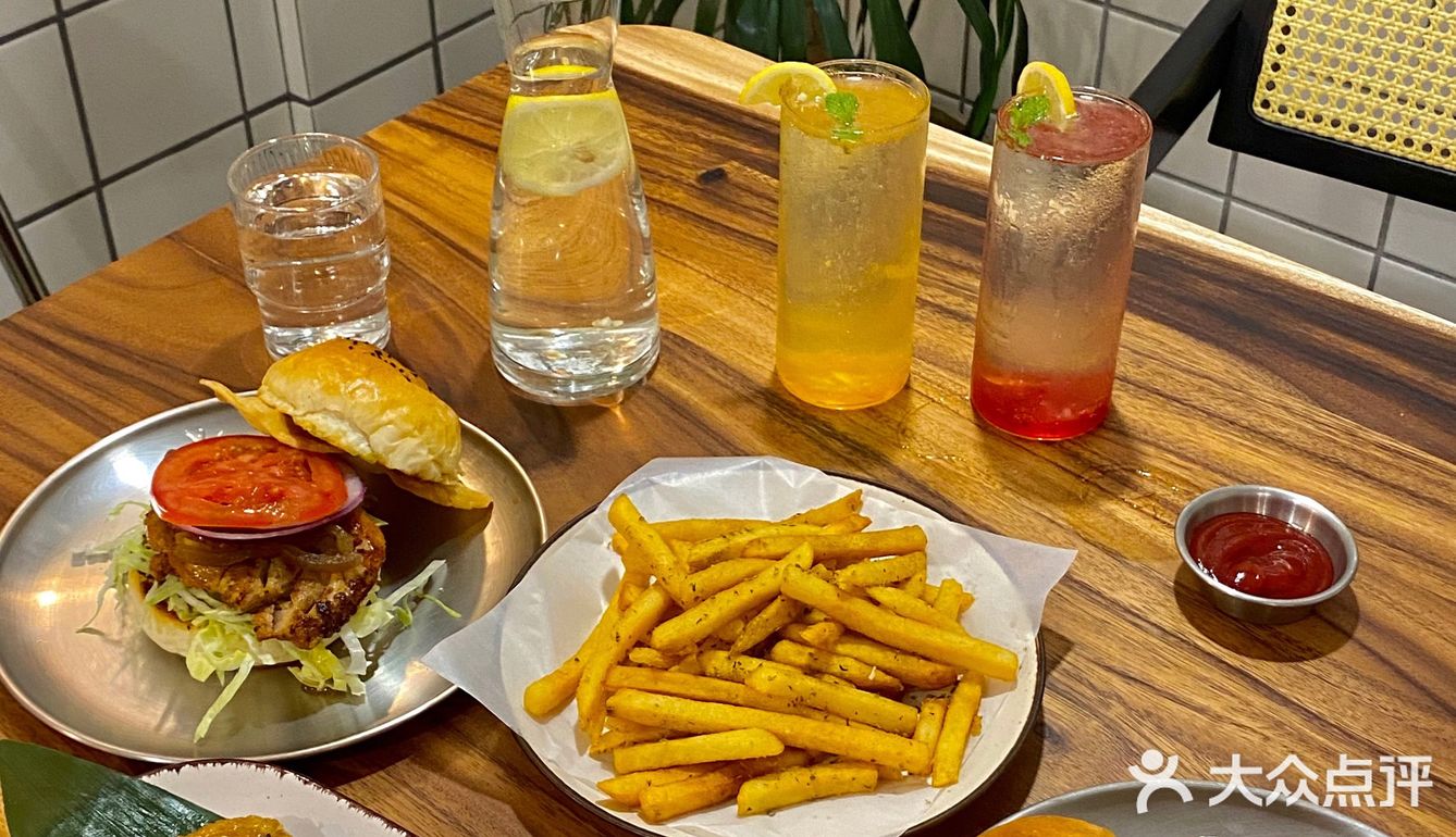 深夜肚子饿！？闺蜜带我吃汉堡 发现这家好吃的汉堡吧