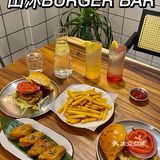 深夜肚子饿！？闺蜜带我吃汉堡 发现这家好吃的汉堡吧