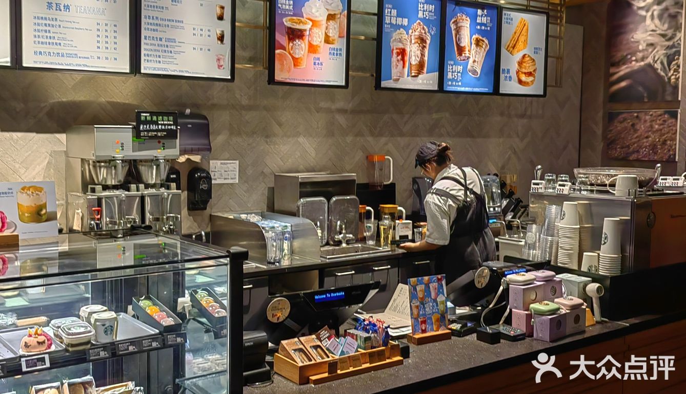 游玩累时座一会，来一杯冰咖感受一下滨江的风！