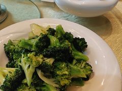 蒜泥西兰花-河畔春天时尚餐厅