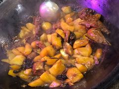 两个鸡头的铁锅炖鸡-粗粮人家·东北菜(洋桥店)