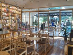 大堂-猫的天空之城概念书店(束河店)