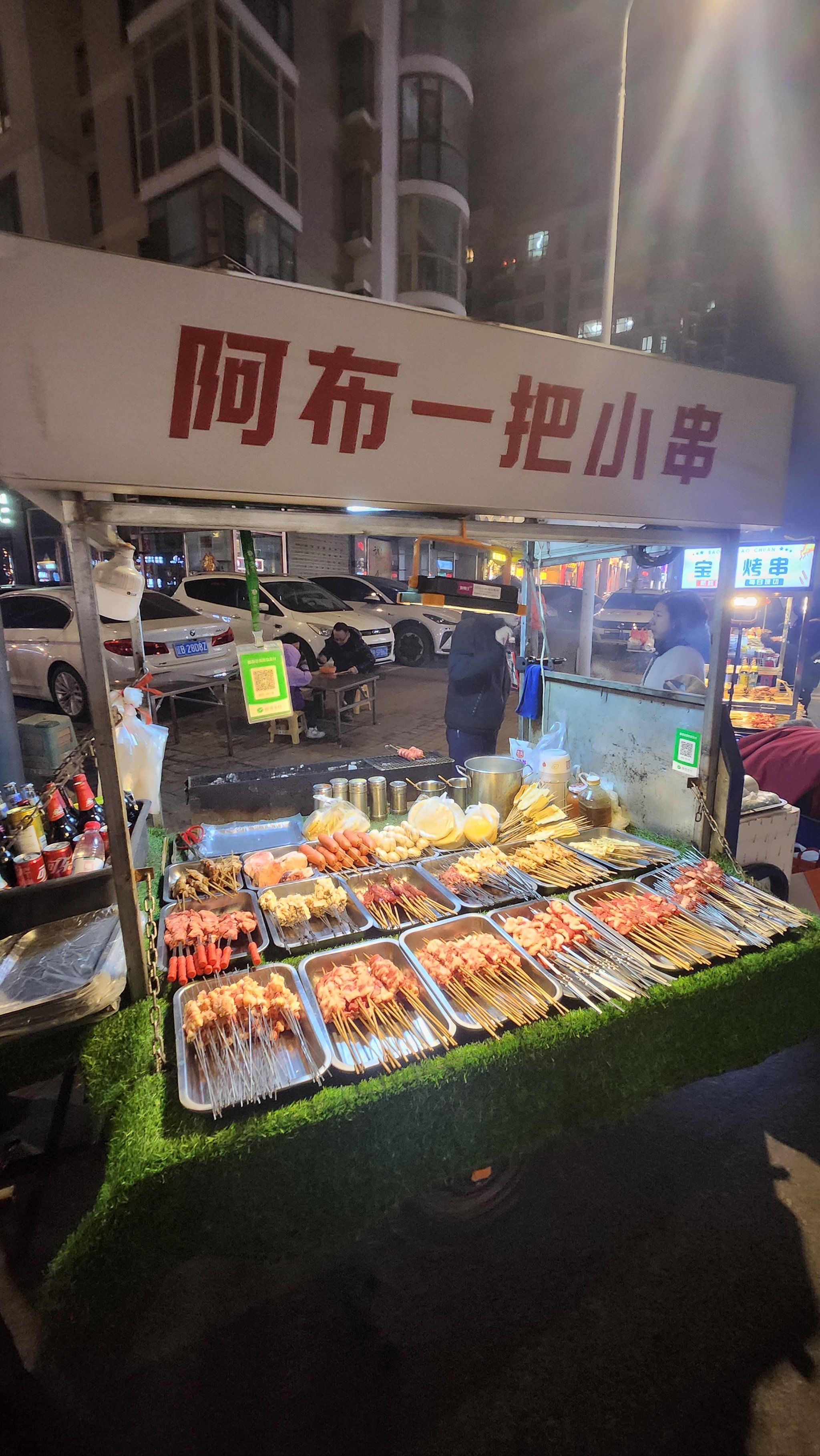 瞅瞅万达华府附近的露天小吃摊