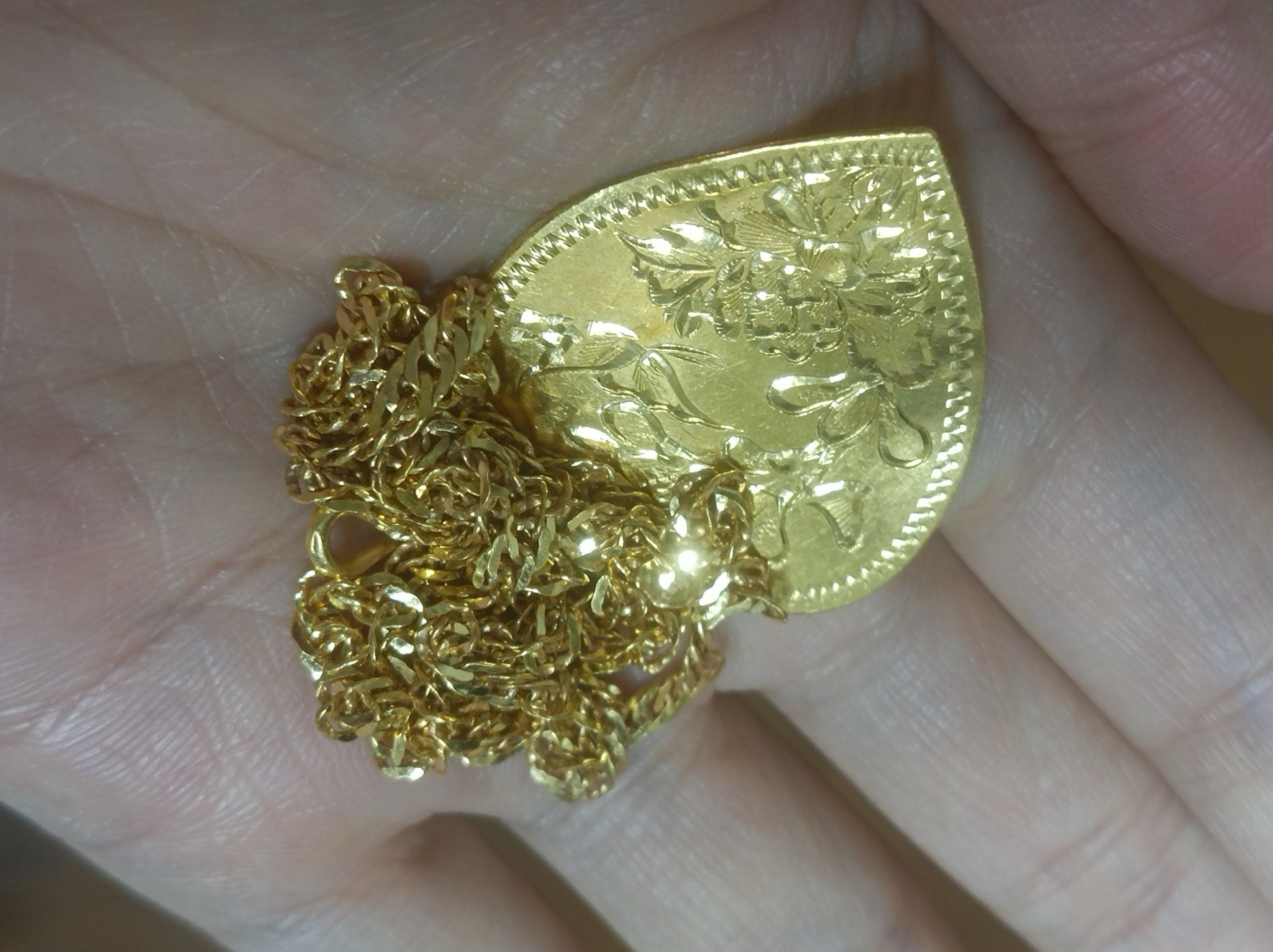 20多年的黄金项链老古董,款式不喜欢,拿出来卖了,回收黄金价