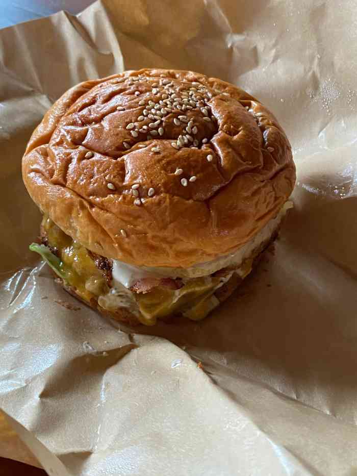 lone star 孤星汉堡-"位置比较偏,跟着导航能找到.店面不大,.