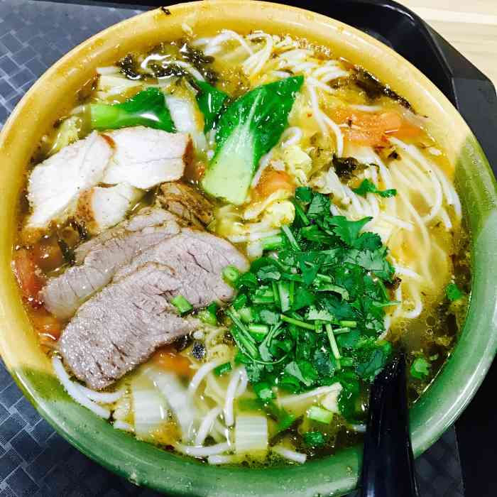 估计这一片做外卖的比较多 也好 不用等位适合我 选了个卤肉什锦米线