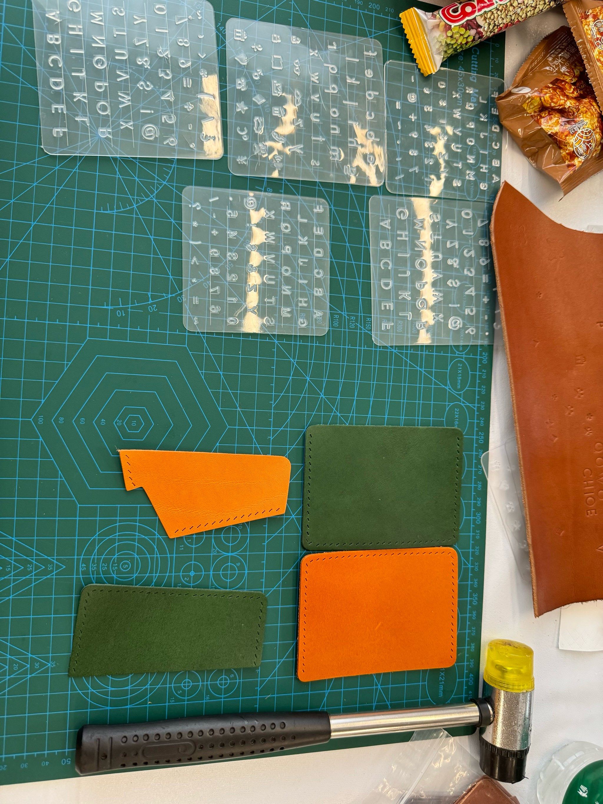 看过来,这款纯手工私人定制的牛皮卡包,将是你展现个性的绝佳选择.