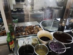 -鸿浩扒猪脚米线