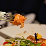 切成一段段很好入口 旁边是西西里小米做成的饼