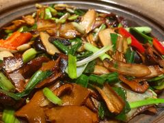 爆炒赤松茸黑牛肝菌-云海肴·汽锅鸡·云南代表菜(天山百盛优客店)