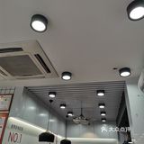 店面相对比较哒，有很多座位