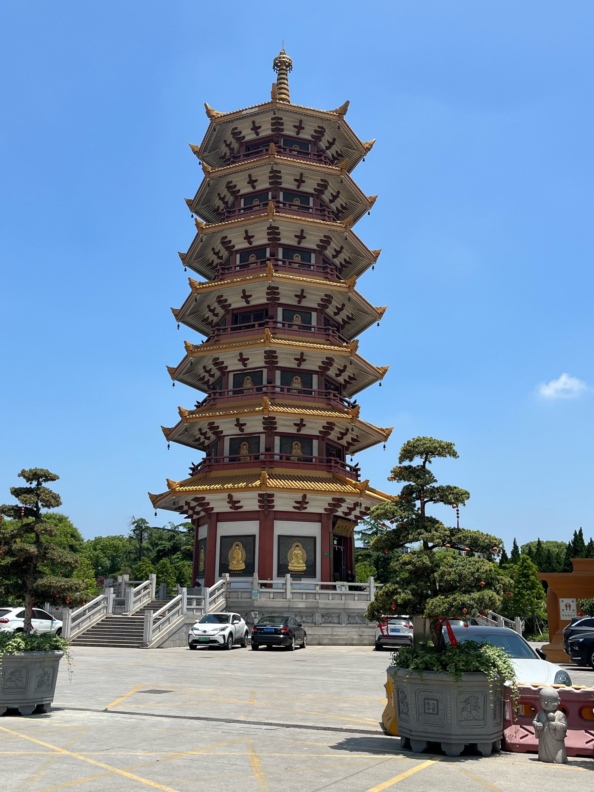 南七宝寺往前走一点就是七宝教寺,两个离的