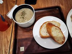 罗斯特面包做蕈菇巧达浓汤-奎克咖啡Cuiqu(晶品店)