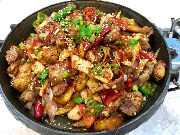 青海大环线走了一圈,回头找回来吃的一家!炕锅超正!包菜好甜!