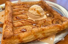 Caramel Cinnamon Banana Apple Pie