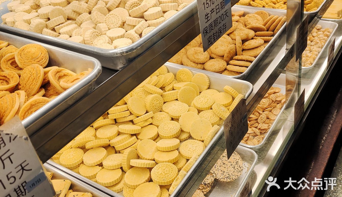 海珠堑口春节前夜晚奇观！排队6小时只为花生酥