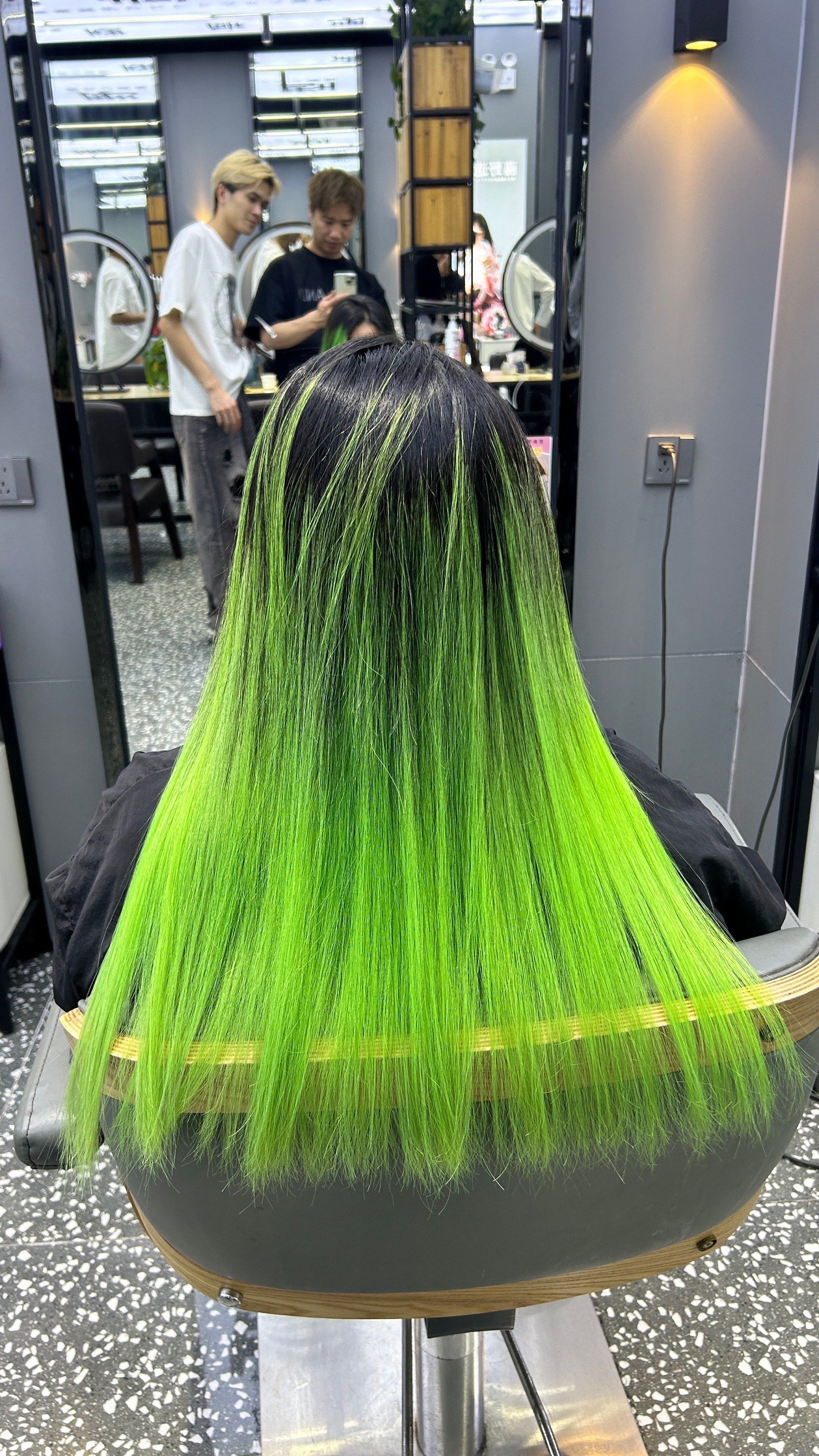 发尾染渐变 #染发设计 #高级感染发 #超显白潮流发色 #显白的头发