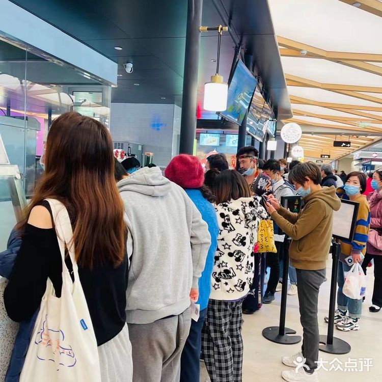 再来一个芋泥面包吧，看起来小小的面包