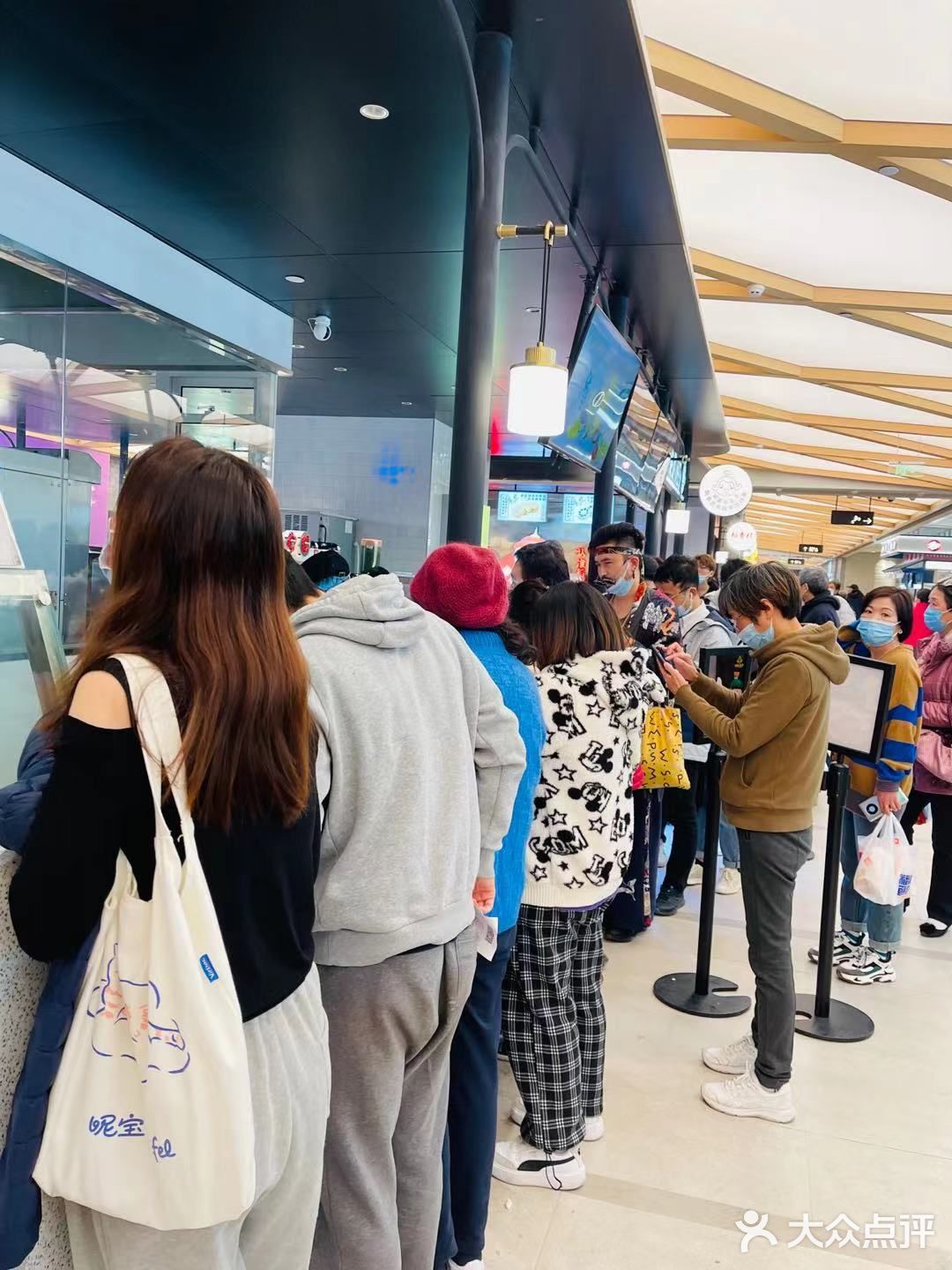 再来一个芋泥面包吧，看起来小小的面包