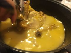 浓厚原只鸡煲花胶汤-鲜入围煮花胶鸡海鲜火锅