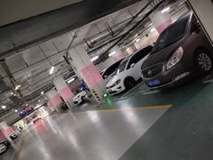 -爱琴海购物公园-地下停车场