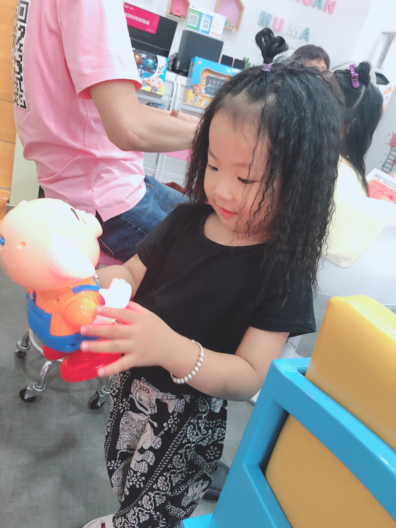环境很好宝宝理发的椅子都是小火车什么的