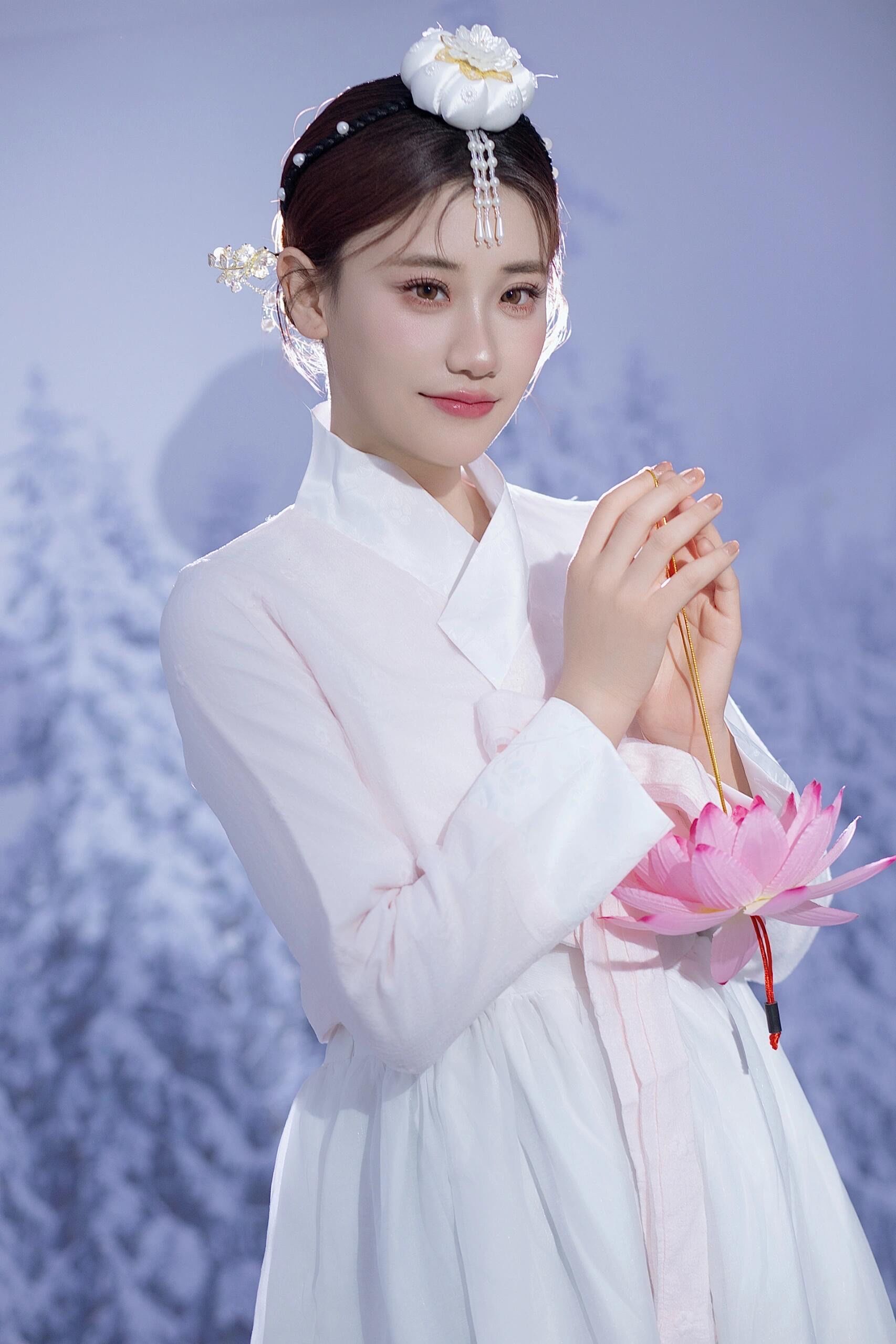 乐坛天后萧亚轩写真显露工作线！魔鬼身材性感