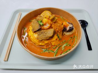 店铺不大，只有四张桌子，一个下雨天，我就坐在门口的一