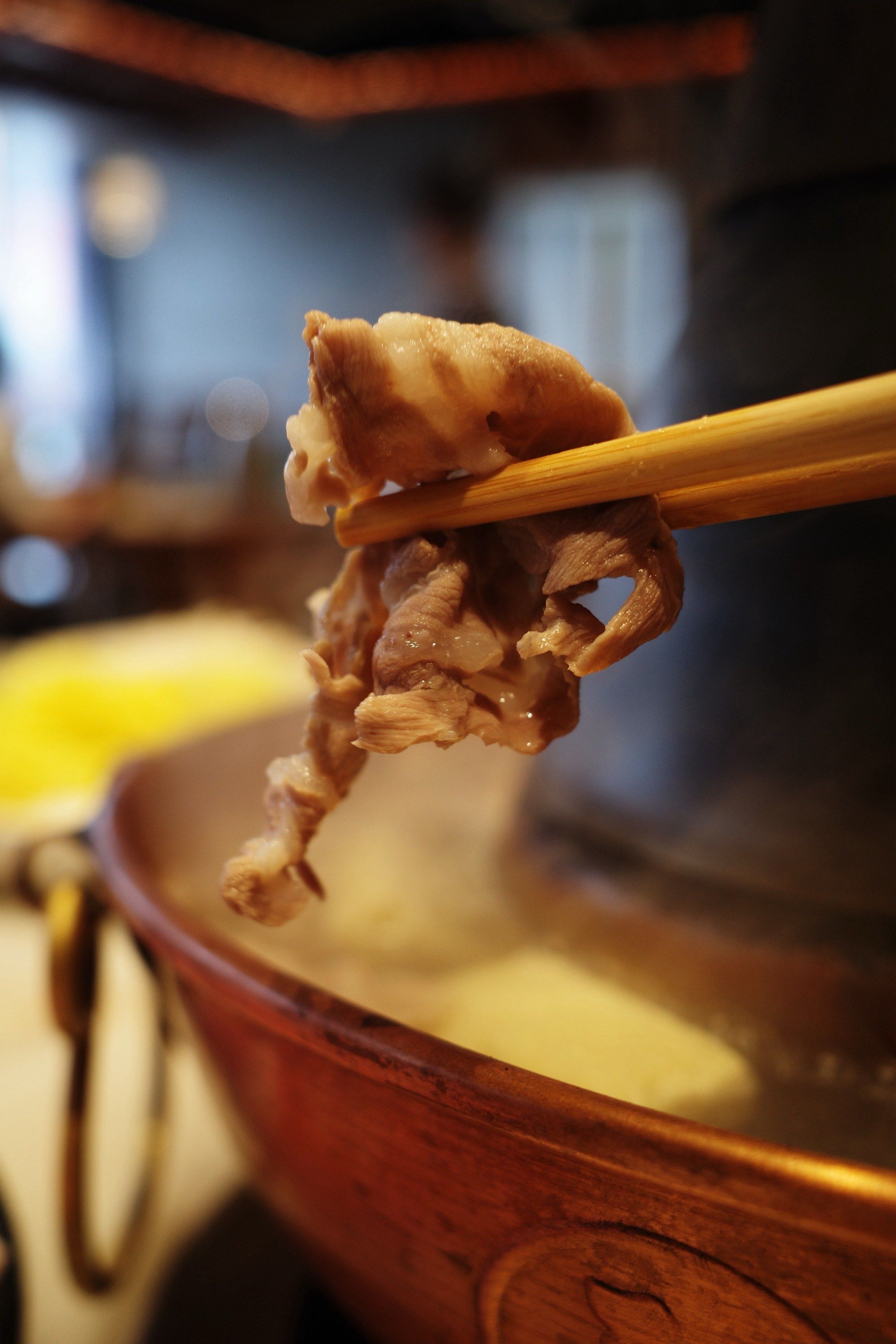 在北京想吃涮羊肉,就来老字号聚宝源准没错