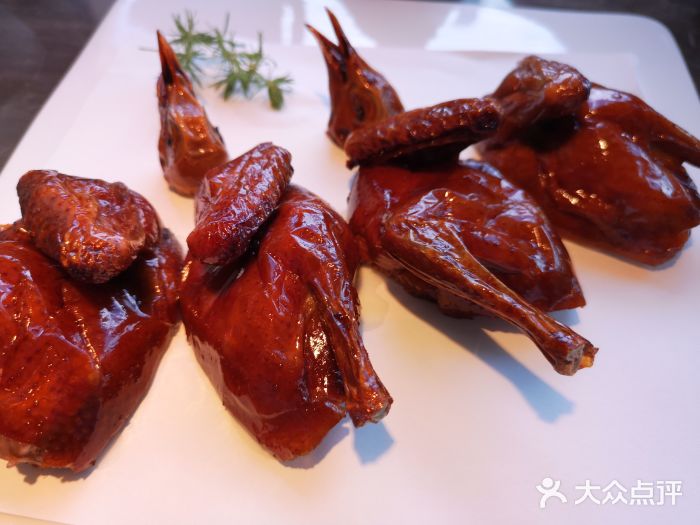 新荣记(BFC外滩金融中心店)脆皮乳鸽图片