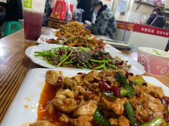 泥蒿炒腊肉-胖子川香