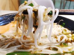 酸菜鸡丝豚骨米线-蒙小妹骨汤饭.米线(新光路店)